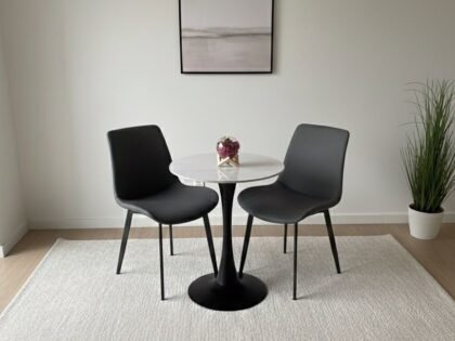 Table à manger ronde avec 2 chaises